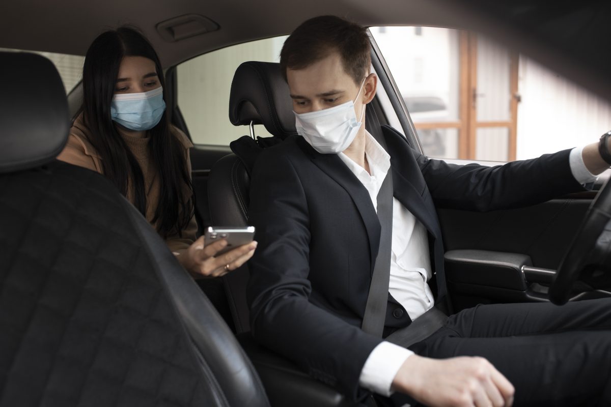 perbandingan sewa mobil lepas kunci vs dengan sopir