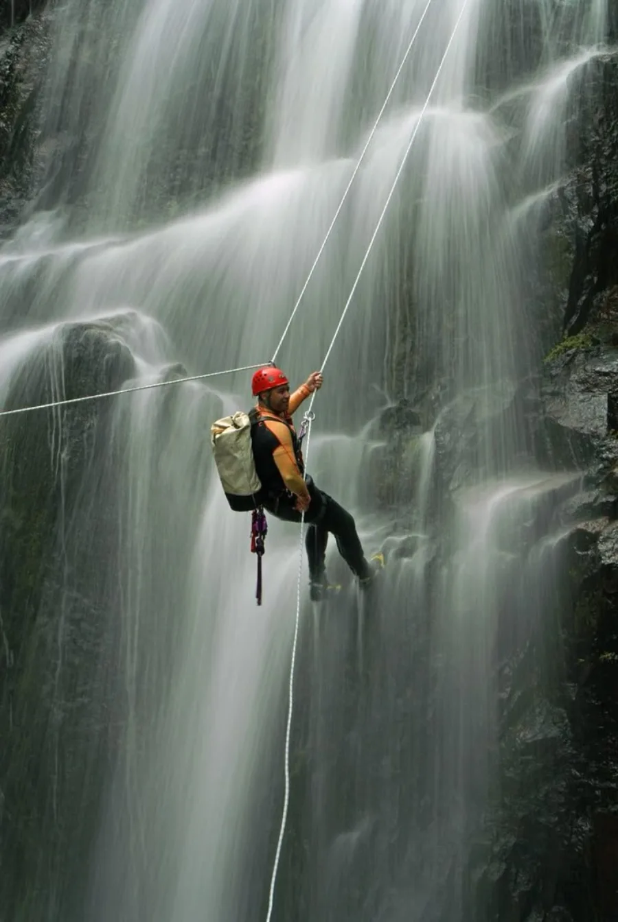 rappelling di curug leuwi opat